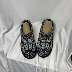 Kito Wares skeleton Sherpa Slipper shoe 
Catacombs Print 12